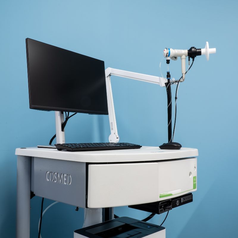Postazione per la spirometria con computer e spirometro