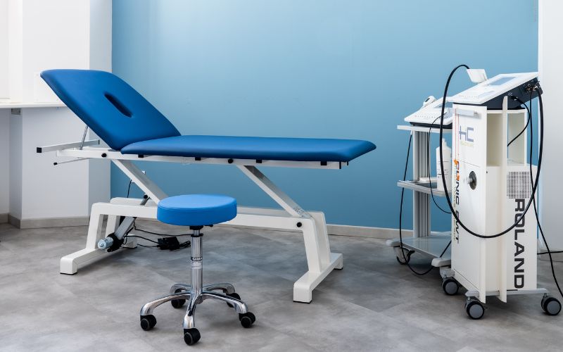 Ambulatorio di fisioterapia con lettino e apparecchiature