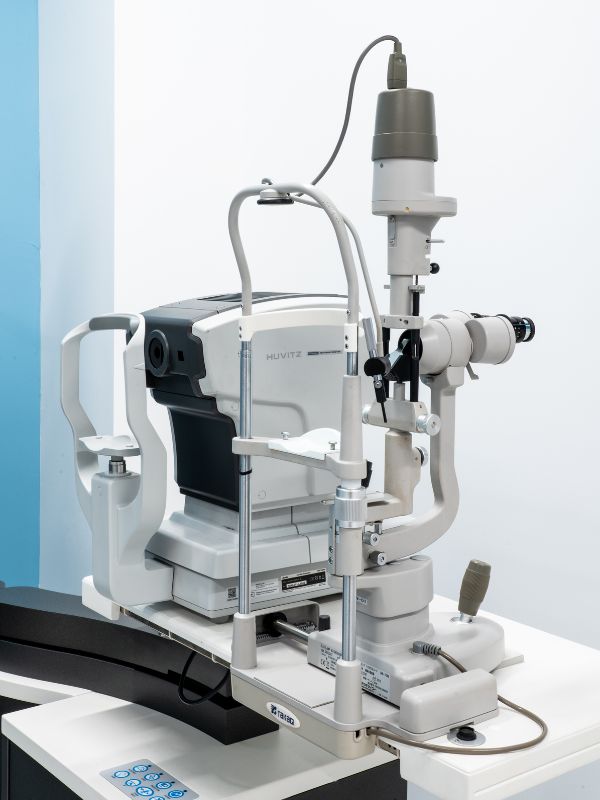 Lampada a fessura e autorefrattometro nell'ambulatorio di oculistica